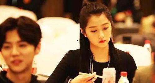 关晓彤和鹿晗资料,青春偶像的甜蜜爱情与事业双丰收