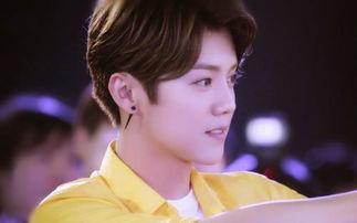 关晓彤和鹿晗资料,青春偶像的甜蜜爱情与事业双丰收